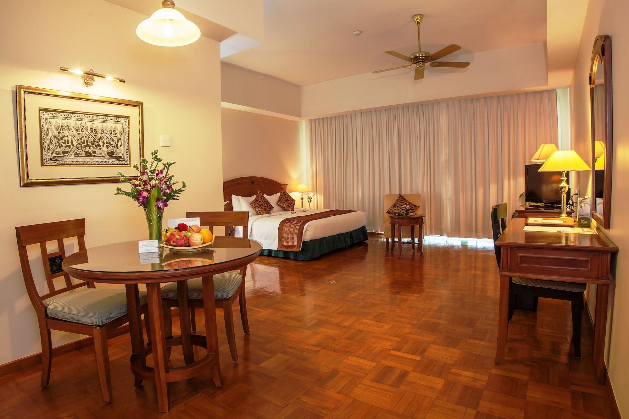 Himawari Hotel Apartments Phnom-Penh Buitenkant foto
