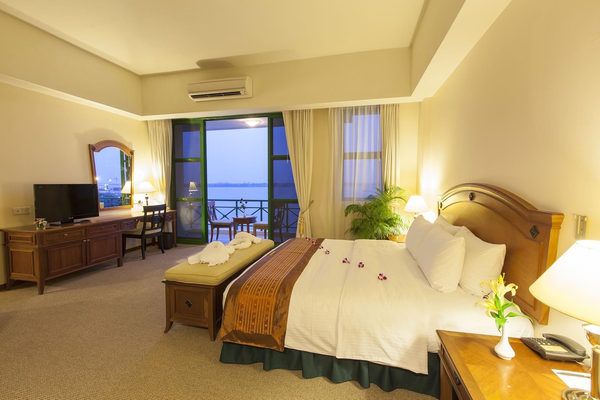 Himawari Hotel Apartments Phnom-Penh Buitenkant foto