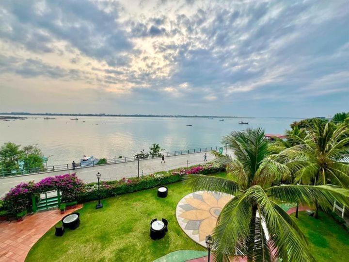 Himawari Hotel Apartments Phnom-Penh Buitenkant foto